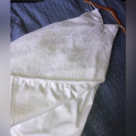 Lulu’s lace gown - Picture 7 of 11